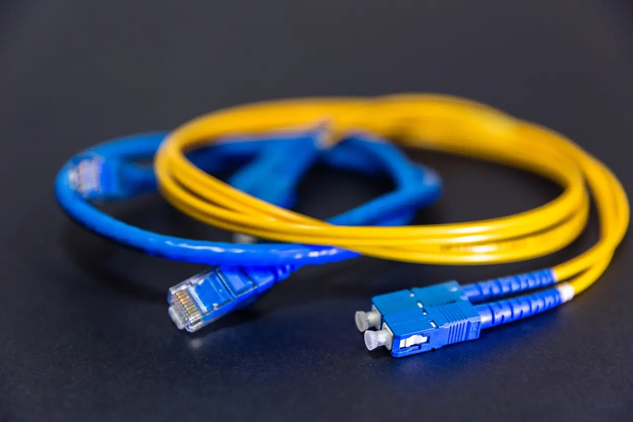 Corning Just Signed a Multibillion-Dollar Fiber Deal for AI and Broadband With Verizon. What That Means for GLW Stock. -