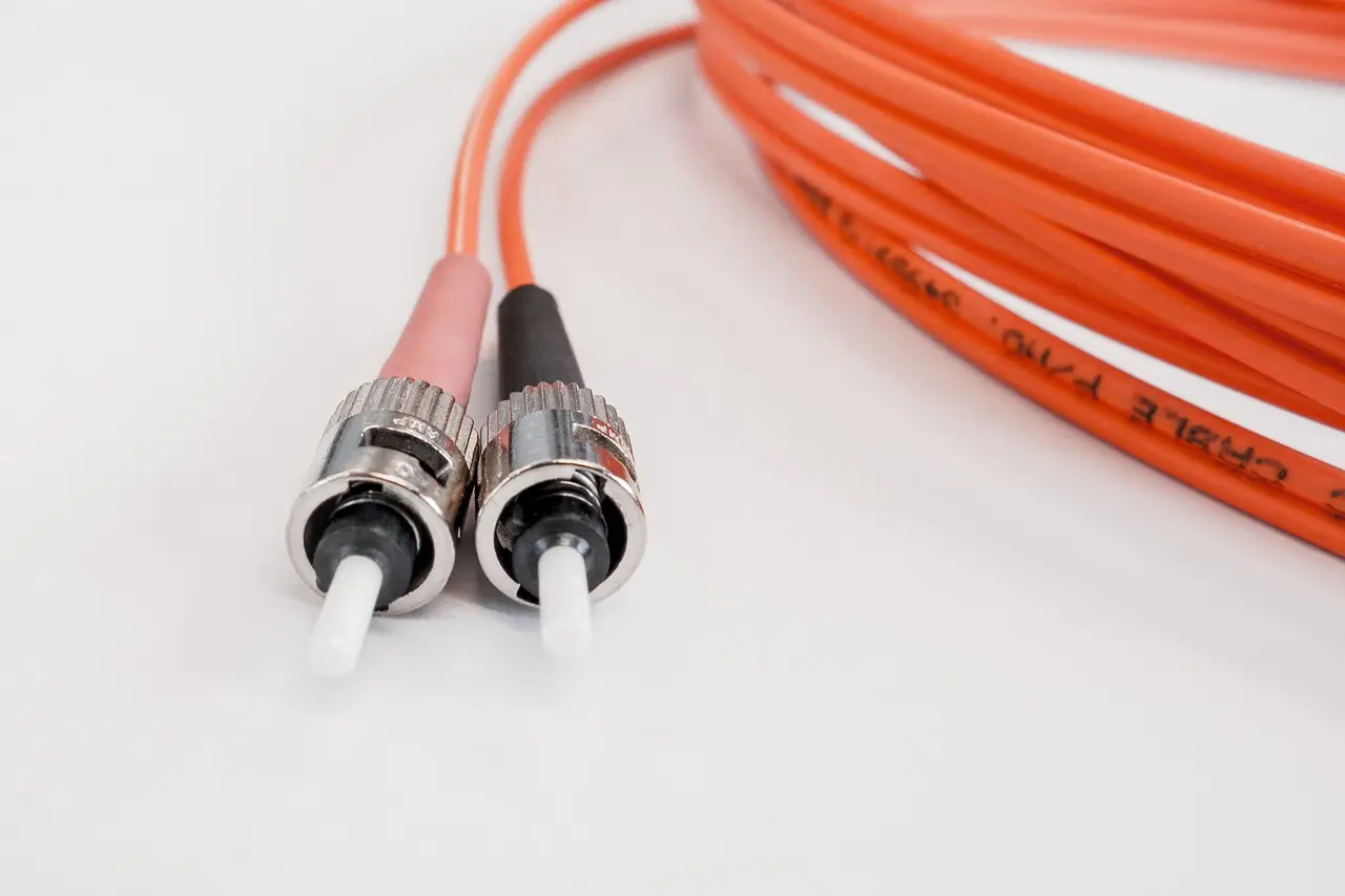 Comcast drops 7% on persistent broadband losses and ’irrational’ fiber pricing - Yahoo Finance